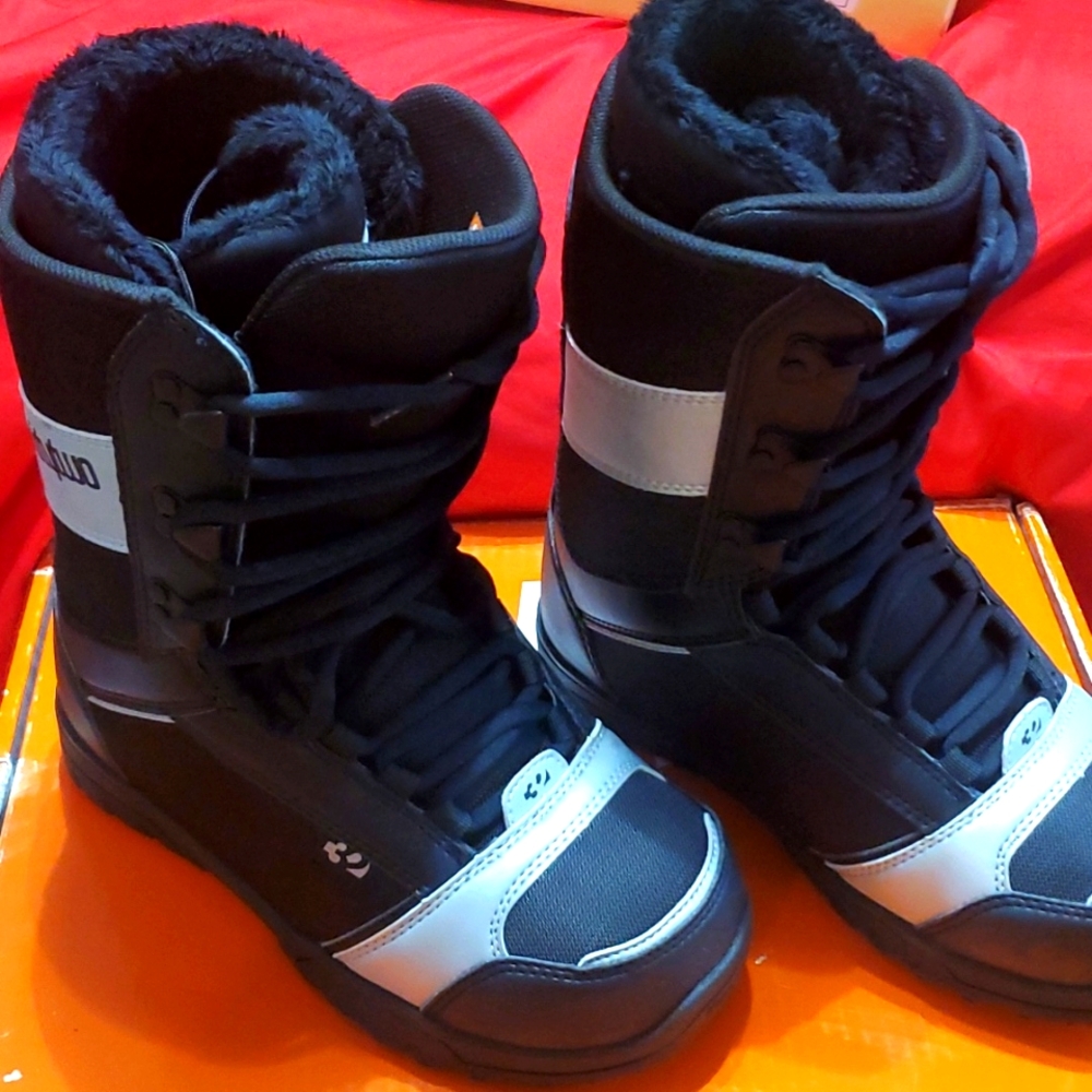 Thirty-two women's snowboarding boots